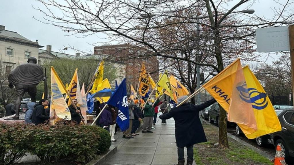 Washington, US, Indian journalist attacked in US, Indian journalist attacked outside embassy in US, pro khalistani supporters attack Indian journalist, Lalit Jha, pro-Khalistan supporters, Indian Embassy
