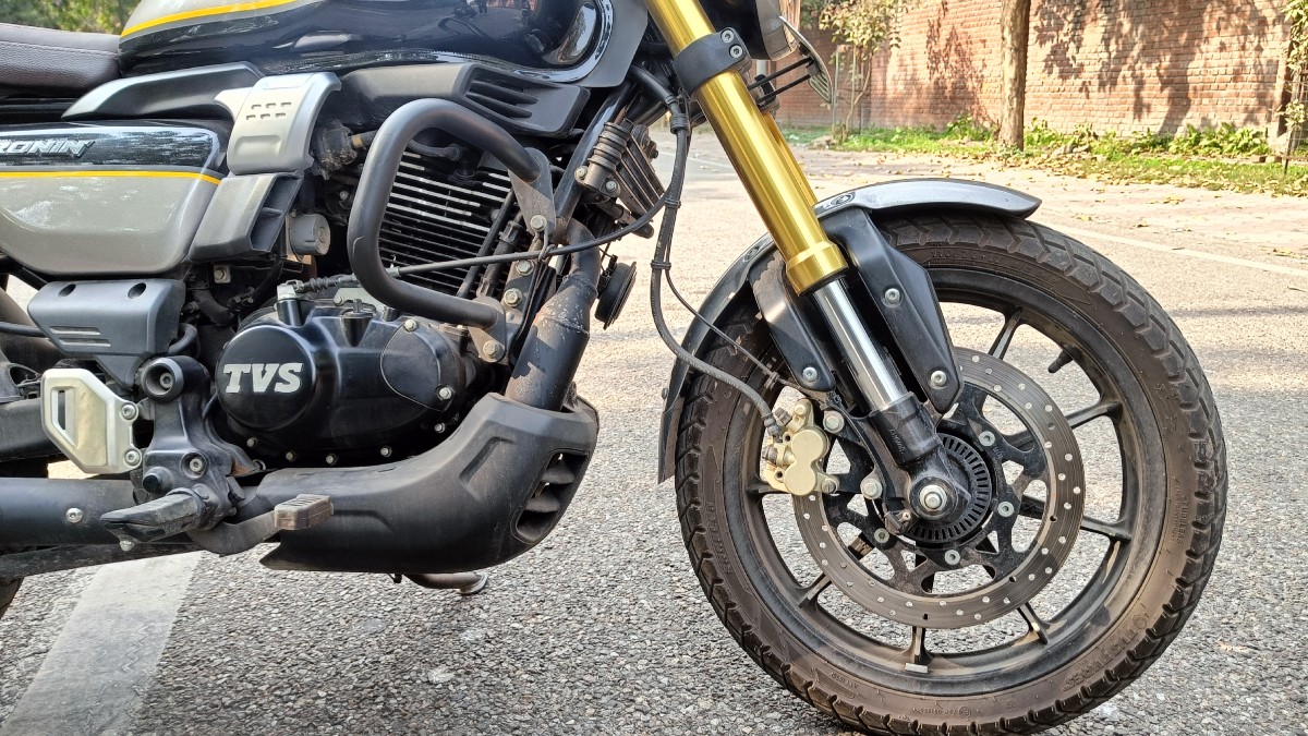 TVS Ronin gets a new 225.9cc, single-cylinder, oil-cooled motor that develops 20.1 bhp and 20 Nm of torque. This engine feels very smooth and refined. Also, the Ronin is quicker off the line and till 80 kmph this motor feels at home, post which it starts struggling.