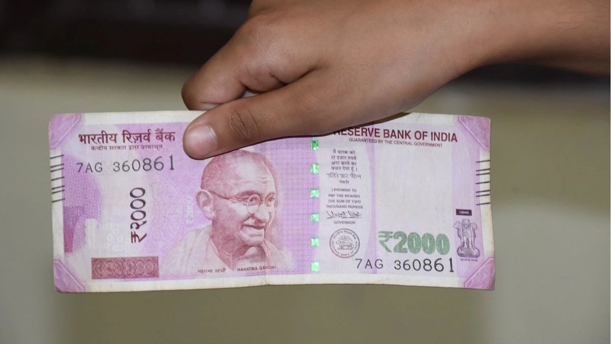 Rupee falls 7 paise to close at 82.02 against US dollar Rupee falls 7 paise to close at 82.02 against US dollar