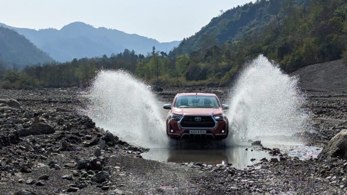 Transmission duties are handled by a 6-speed manual gearbox and a 6-speed torque-converter AT with 4X4 as standard fitment across all the variants.