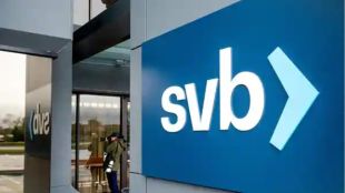 US backstops deposits to avert crisis