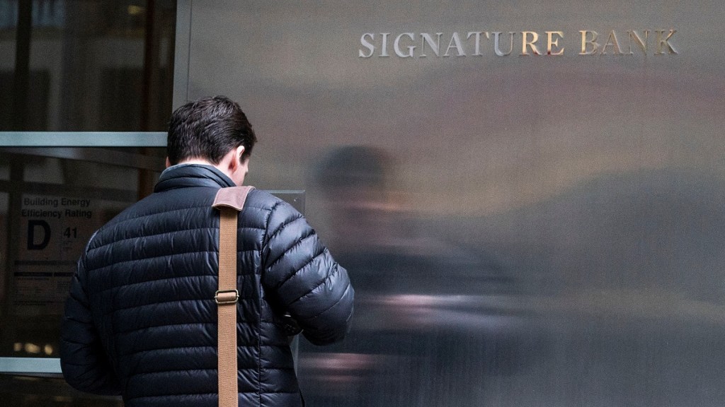 Signature Bank, bank collapse, Silicon Valley Bank, FDIC, asset, bank regulators, employees, financial crisis, customer withdrawals, bridge bank, commercial bank, accounts, debt holders