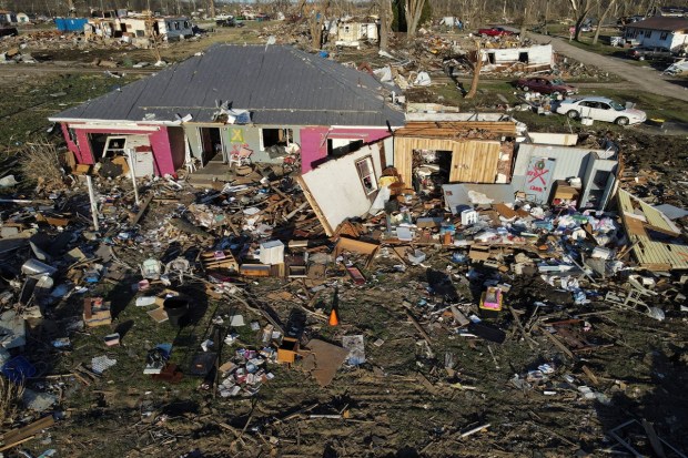 The death toll from a violent storm that whipped up tornadoes in the southern and midwestern regions of the United States rose to at least 32 over the weekend. (Reuters photo)