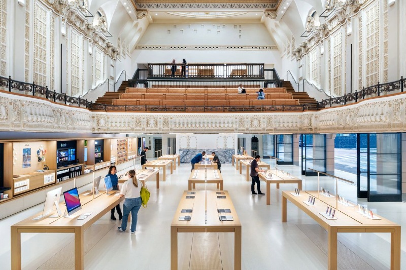 Apple Store at Tower Theatre 