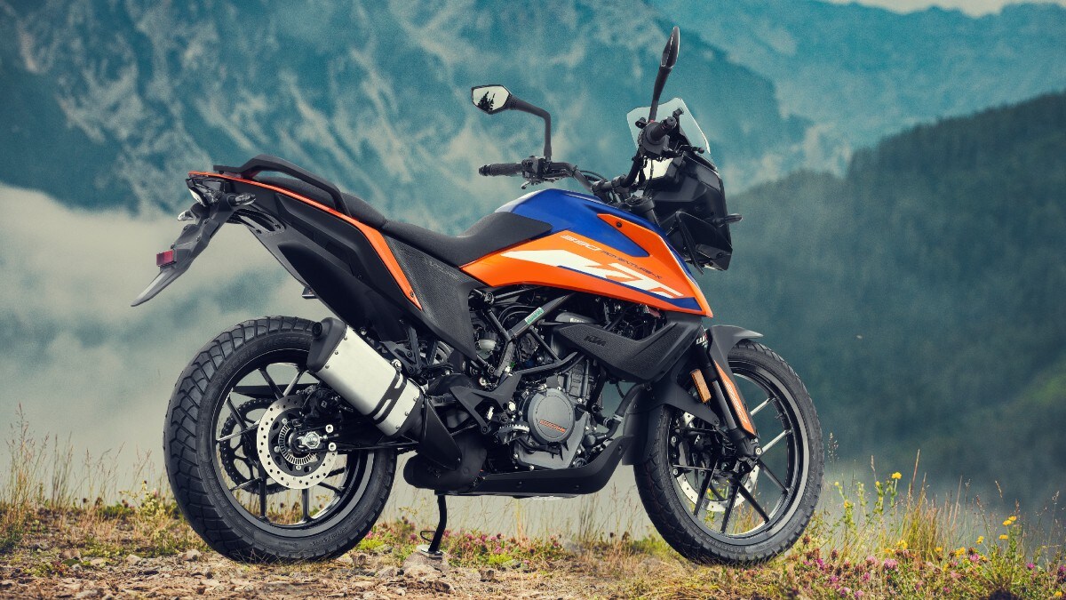 The hardware bits, however, remain unchanged. It gets USD front forks and a mono-shock absorber at the rear. Braking duties are performed by disc brakes at either end with dual-channel ABS.
