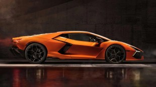 Lamborghini Revuelto side