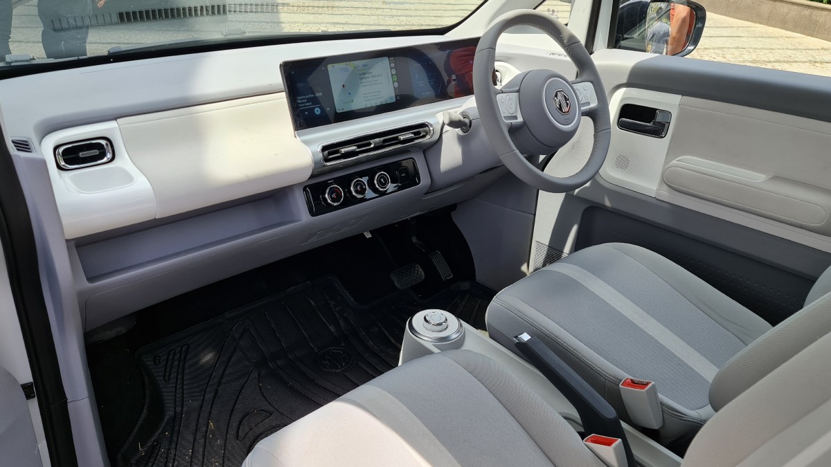 In terms of features, the Comet sports twin screens, one for the infotainment system and the other one for instrumentation. It gets wireless Android Auto and Apple Car Play, OTA updates, three drive modes (Eco, Normal & Sport) and full keyless go.
