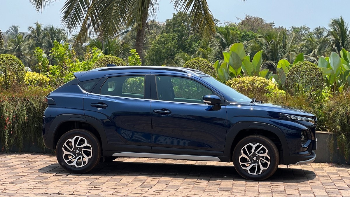 Maruti Suzuki has managed to make the Fronx look distinctive. It looks dynamic from the side with its coupe-like roofline, flared square-shaped wheel arches and 16-inch dual-tone alloy wheels.