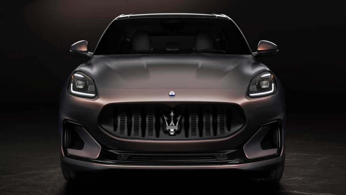 Design is typical Italian with design elements borrowed from the Trofeo version, but features an inverted grille and large air intakes.