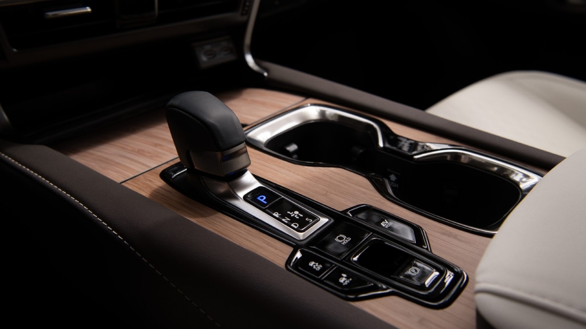 From a standstill to 100 kmph, the hybrid SUV does it in 6.2 seconds. Its battery pack has a voltage of 288V.