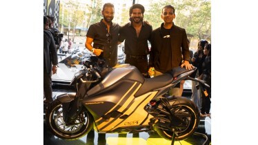 L-R: Narayan Subramanian, Co-Founder & CEO, Ultraviolette Automotive; Film actor Dulquer Salmaan, and Niraj Rajmohan, Co-Founder & CTO, Ultraviolette Automotive.