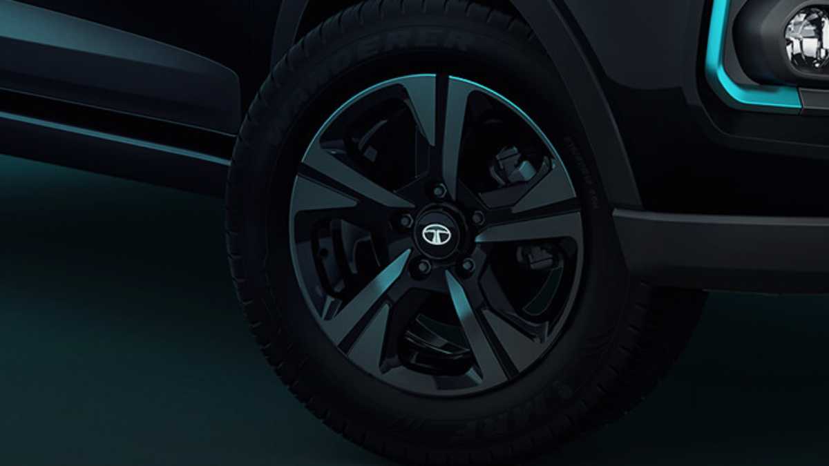 The wheels are finished in charcoal grey, a signature Dark Edition theme.