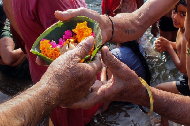 Devotees perform ritual on the occasion of Baisakhi festival, at Har Ki Pauri ghat in Haridwar. (Photo: PTI)