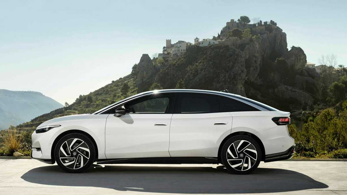 The Volkswagen ID.7 measures 4,961mm in length and has a wheelbase of 2,966mm, while offering a low drag coefficient of 0.23.