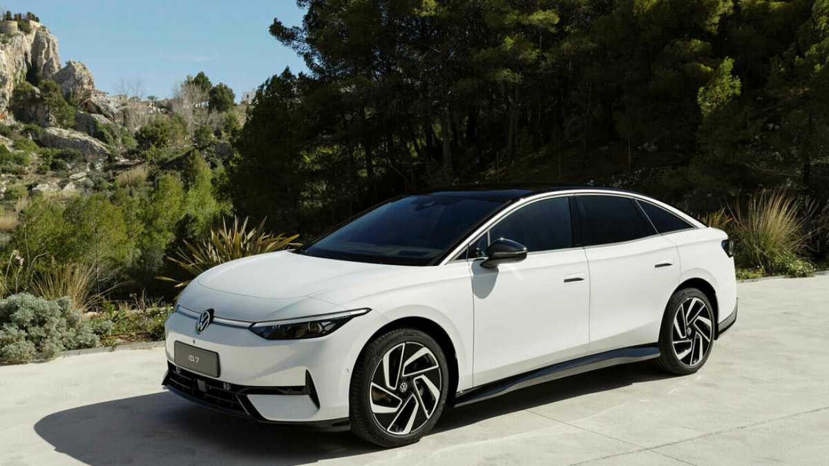 The ID.7 features sleek LED headlights and prominent shoulder line, giving the car a sporty, yet muscular look.