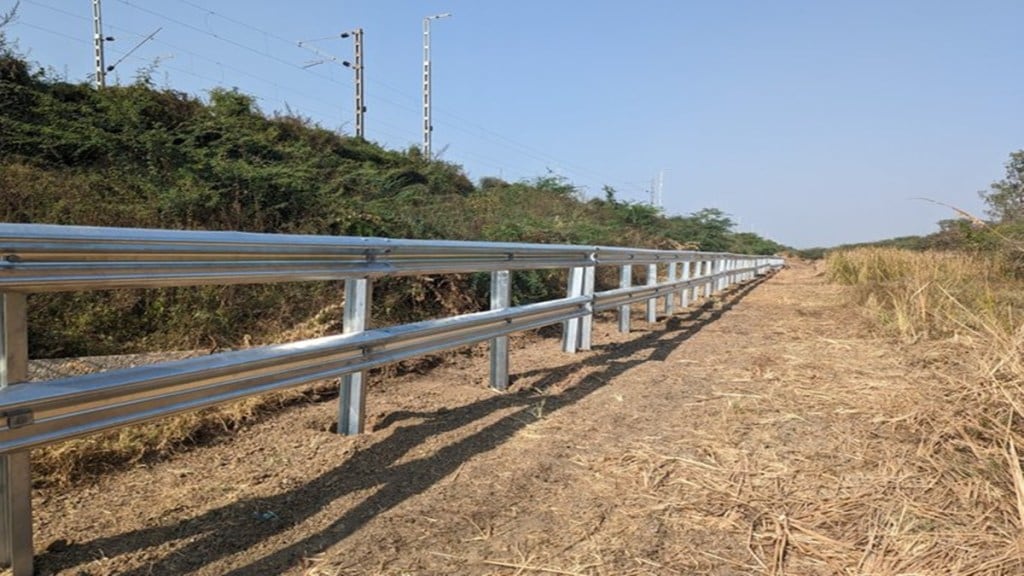 Mumbai-Ahmedabad, Mumbai-Ahmedabad metal fencing, Mumbai-Ahmedabad metal barrier, Mumbai-Ahmedabad metal beam fencing, Mumbai-Ahmedabad vande bharat, Mumbai-Ahmedabad vande bharat express, Mumbai-Ahmedabad vande bharat express speed,