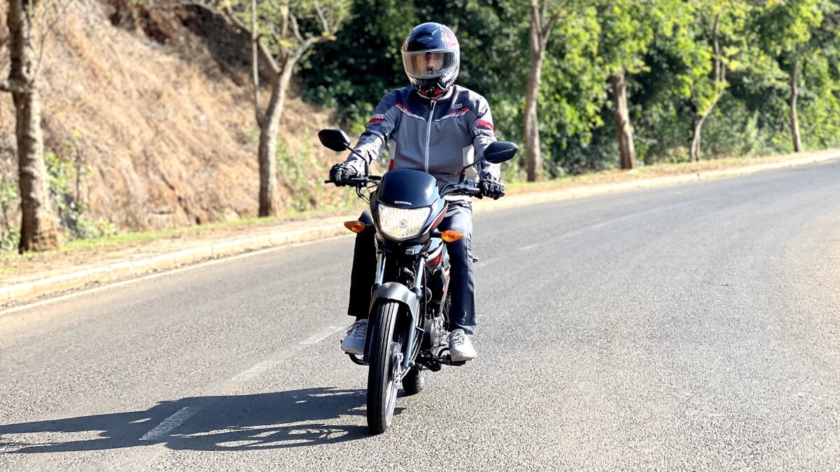 The Shine 100 offers a good initial pick-up and this new engine is very refined. While its mileage figures haven't been revealed yet, Honda claims that the Shine 100 will offer class-leading fuel efficiency.