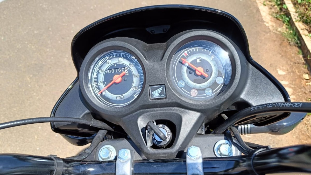 In terms of features, it gets a basic analogue instrument cluster that displays read-outs for the speedometer, odometer, trip meter, fuel gauge and tell-tale lights.