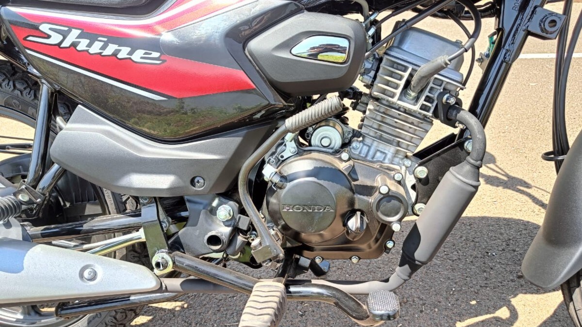 Powering the new Honda Shine 100 is a 98.98cc, single-cylinder, air-cooled, fuel-injected engine that churns out 7.28 bhp and 8.05 Nm of torque. The engine comes mated to a 4-speed gearbox.