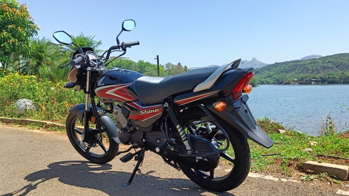 The Shine 100 gets gets telescopic front forks and dual spring-loaded shock absorbers at the rear. Braking duties are performed by drum brakes at either end with CBS as standard.