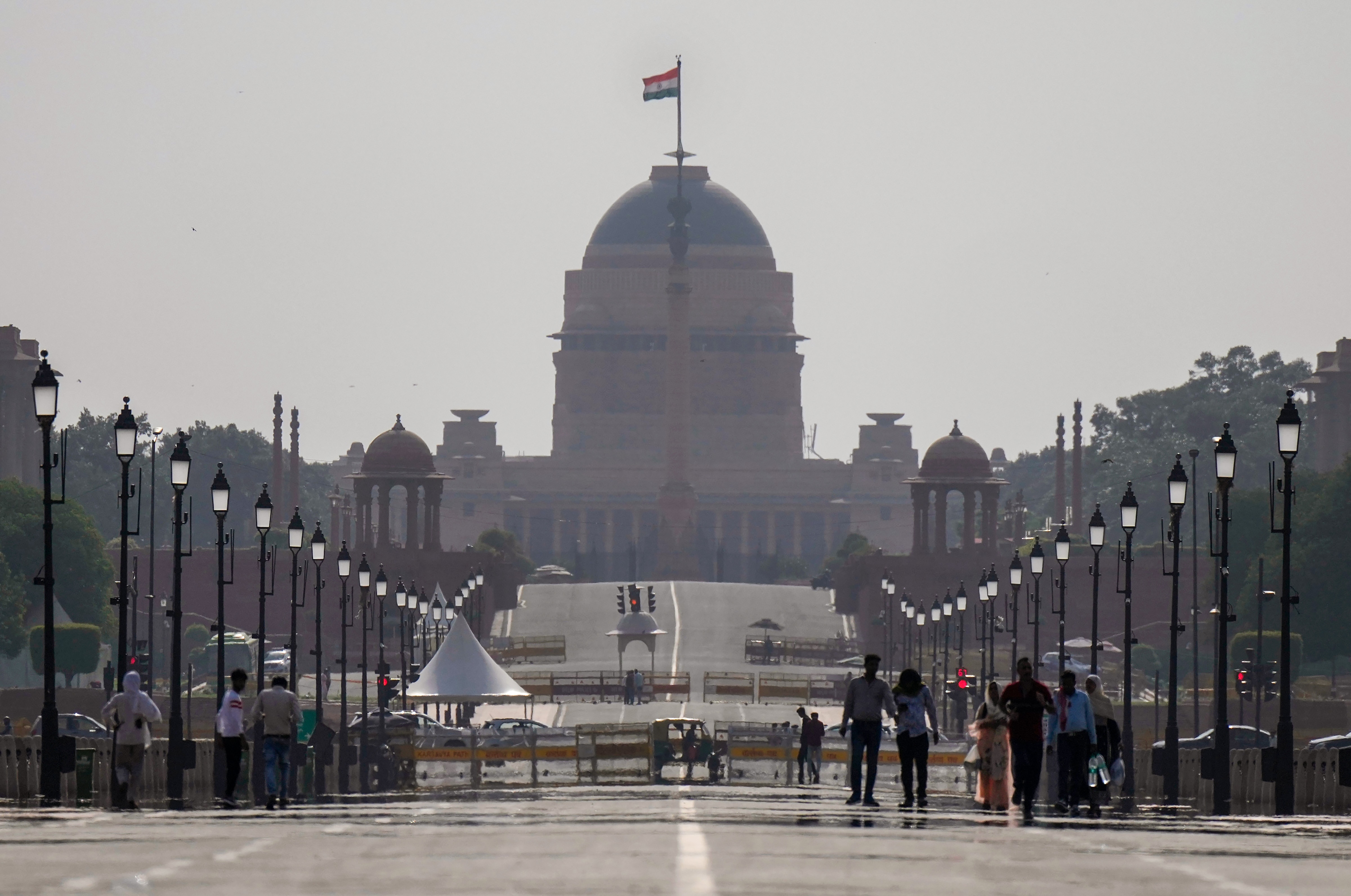 The Indian Meteorological Department (IMD) has issued a heat wave warning for Delhi-NCR and adjoining areas on Monday. It has also predicted strong surface winds reaching speeds of 25-35 kilometres per hour during the day. (PTI photo)