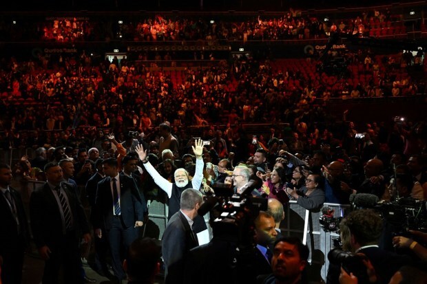 PM Narendra Modi and Australia's Prime Minister Anthony Albanese thank members of the Australian-Indian community following a community event at Qudos Bank Arena in Sydney. (Image/Reuters)