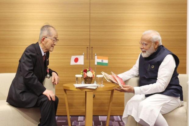 PM Modi interact with Professor Tomio Mizokami. 