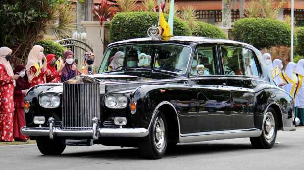 There is no British car collection complete without a Rolls-Royce, and King Charles owns a Phantom VI.Image Credit: Wikipedia