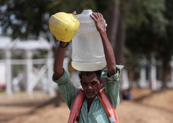 On Saturday, the maximum temperature in Delhi settled at 41.8 degrees Celsius, two notches above the season's average, while the minimum settled at 26.7 degrees Celsius, a notch below the season's average. (Reuters Photo)