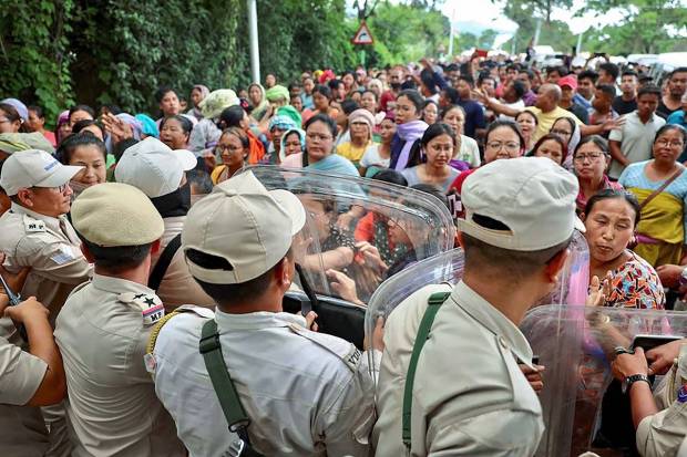 Bishnupur: Locals protest against Congress leader Rahul Gandhi near the area where Manipur Police personnel stopped his convoy, in Bishnupur district. (PTI Photo)