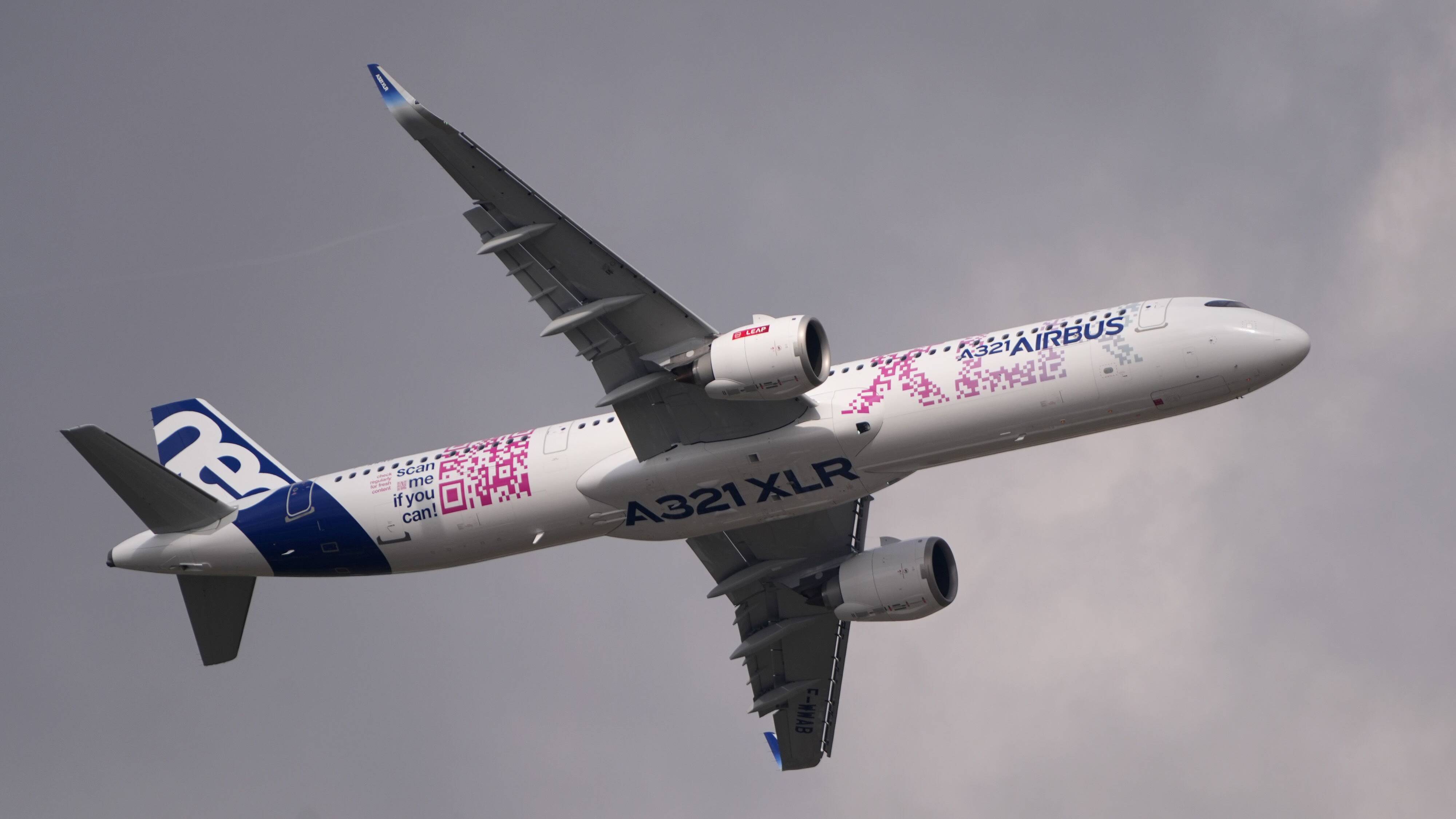 paris air show, air show, paris, airbus, a220 aircraft, indigo, airbus se, airlines, aviation, aircraft, airline industry, jets, jetliners, rolls-royce, air india
