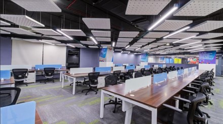 hybrid work model, co-working spaces, workplace, startups, freelancers, flexibility, work-life balance, job satisfaction, collaboration, infrastructure, scalability