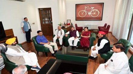 Arvind Kejriwal| Akhilesh Yadav Arvind Kejriwal| Akhilesh Yadav