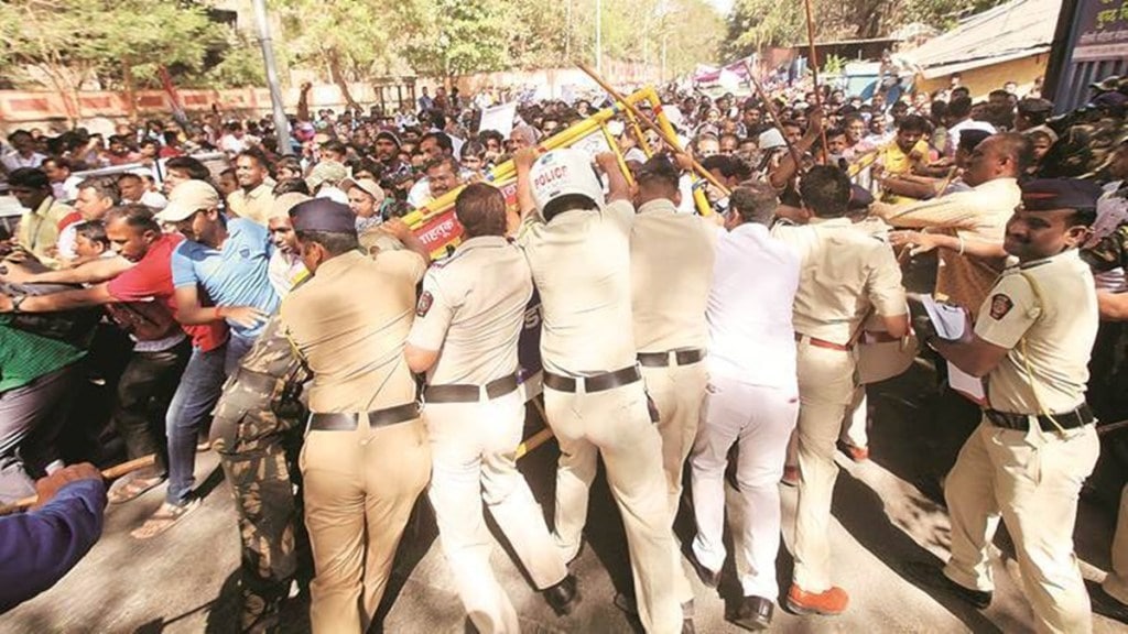 police lathicharge police lathicharge