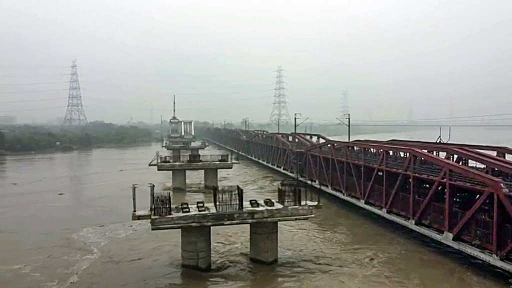 Indian Railways, old Yamuna Bridge, old Yamuna Bridge water level, old Yamuna Bridge photos, old Yamuna Bridge in delhi, old Yamuna Bridge train operations, indian railways, train cancelled today, trains diverted today, train operation in north india,