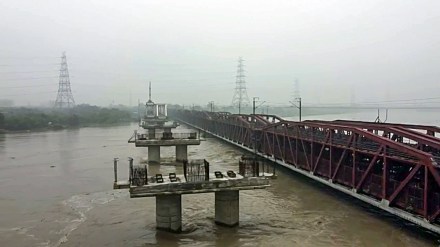 Indian Railways, old Yamuna Bridge, old Yamuna Bridge water level, old Yamuna Bridge photos, old Yamuna Bridge in delhi, old Yamuna Bridge train operations, indian railways, train cancelled today, trains diverted today, train operation in north india,
