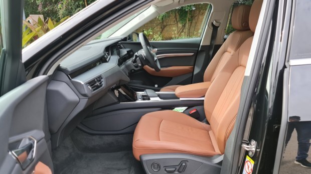 audi q8 e tron interior