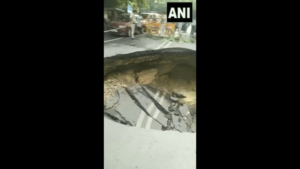 Delhi news, Delhi road caves, road caves in Janakpuri, Delhi-NCR news, Delhi road caves video Delhi news, Delhi road caves, road caves in Janakpuri, Delhi-NCR news, Delhi road caves video