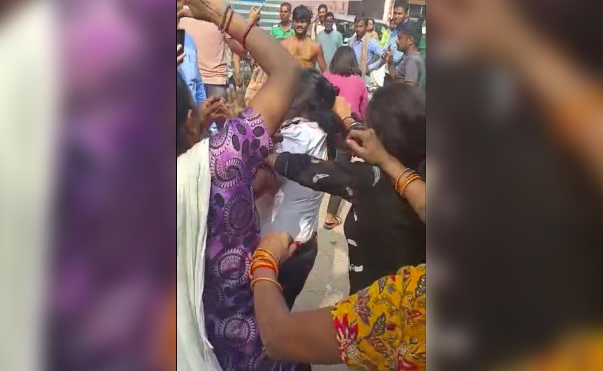 Pilot, husband thrashed in Delhi's Dwarka for torturing minor domestic help Pilot, husband thrashed in Delhi's Dwarka for torturing minor domestic help