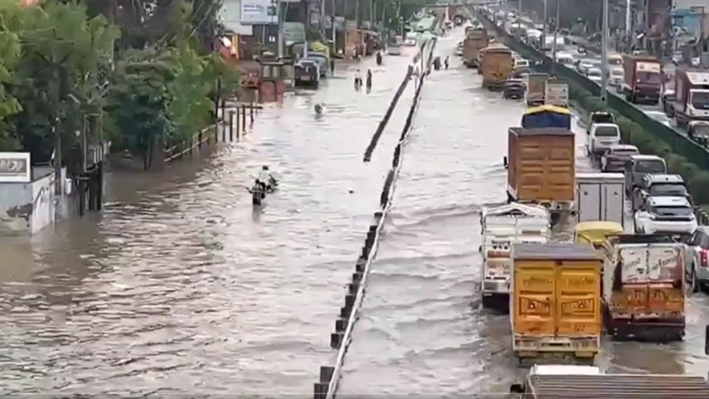 Heavy rains lead to waterlogging in Delhi, Gurugram, four flights diverted Heavy rains lead to waterlogging in Delhi, Gurugram, four flights diverted