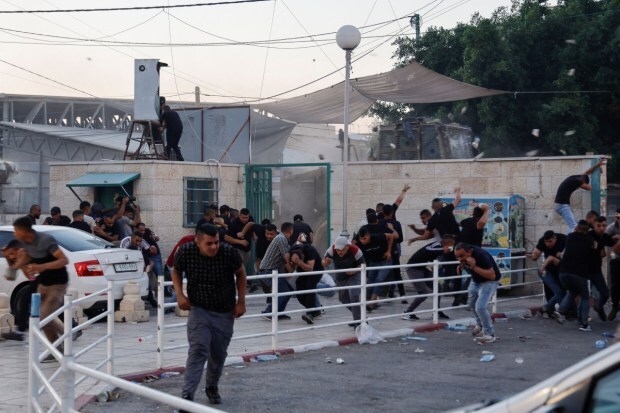 Palestinians clash with Israeli troops amid an Israeli military operation in Jenin on July 3, 2023. (Image: Reuters)