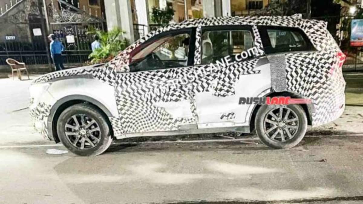 Mahindra XUV700 6-seater spied