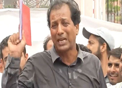 Sacked Rajasthan minister flashes ‘red diary’ inside Rajasthan Assembly that could incriminate CM Gehlot Sacked Rajasthan minister flashes ‘red diary’ inside Rajasthan Assembly that could incriminate CM Gehlot