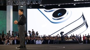 Samsung Aims to Slash Cost of Foldables in Fight With iPhone