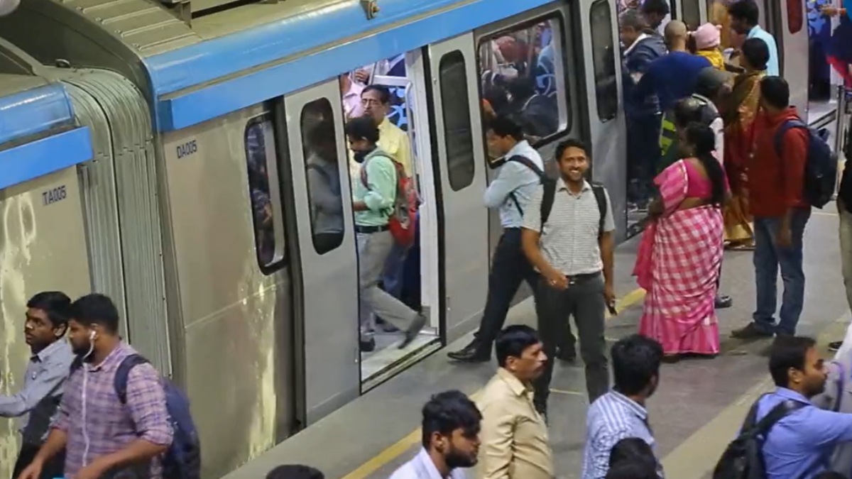 Hyderabad metro sets new record, Hyderabad metro news, Hyderabad metro, Hyderabad metro transports over 5 lakh passengers in a single day, Metro news, Hyderabad news