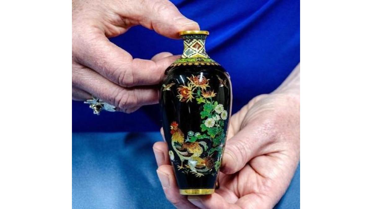 Canterbury Auction Galleries,tiny vase for 10000 pounds,tiny vase bought for 2.5 pounds expected to sell for 10000 pounds