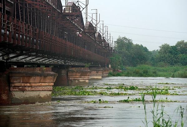 Delhi on high alert as Yamuna breaches danger mark, touches 206.32 meters Delhi on high alert as Yamuna breaches danger mark, touches 206.32 meters