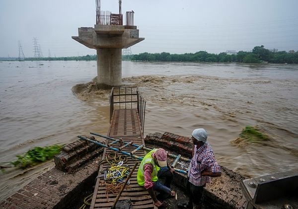 Flood scare in Delhi as Yamuna crosses 207-metre mark, likely to rise further Flood scare in Delhi as Yamuna crosses 207-metre mark, likely to rise further