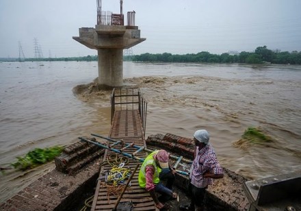 Flood scare in Delhi as Yamuna crosses 207-metre mark, likely to rise further Flood scare in Delhi as Yamuna crosses 207-metre mark, likely to rise further