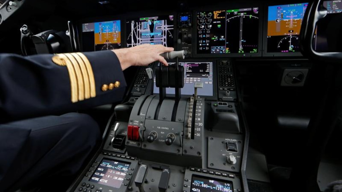 Crash landing US, Passenger crash lands plane in US, pilot loses control in US, US crash landing, passenger lands airplane in US, small plane crash lands